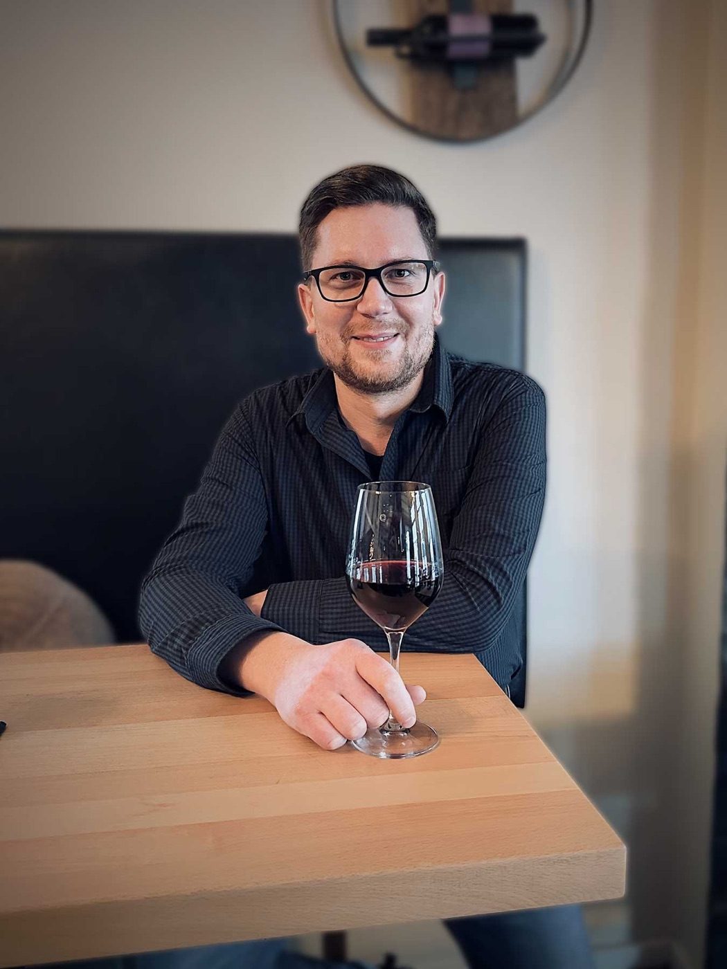 Eigenaar Konstantin Sill met een glas rode wijn